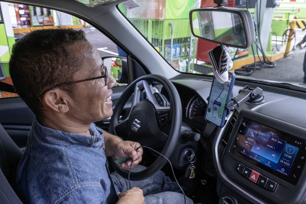 Periodista Roberto Mora, al frente del volante y haciendo Uber en Costa Rica.