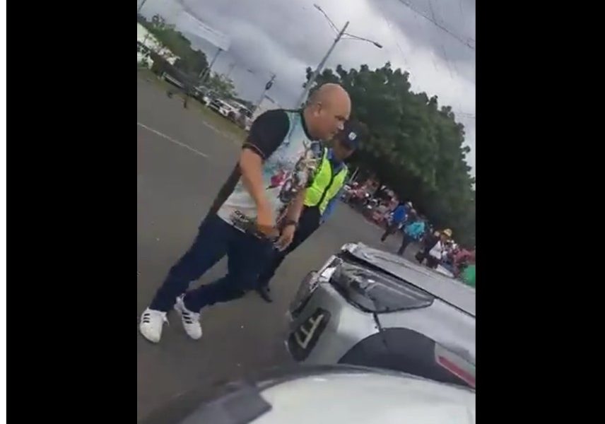 Rosendo Álvarez humillo a la oficial de Tránsito gritándole:: "Soy amigo de la jefa de la Policía/ LA PRENSA/ Captura de video/ Redes Sociales..