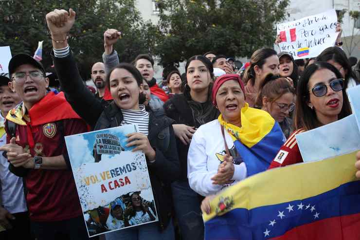 Venezolanos se reúnen en Lima para protestar contra el fraude electoral