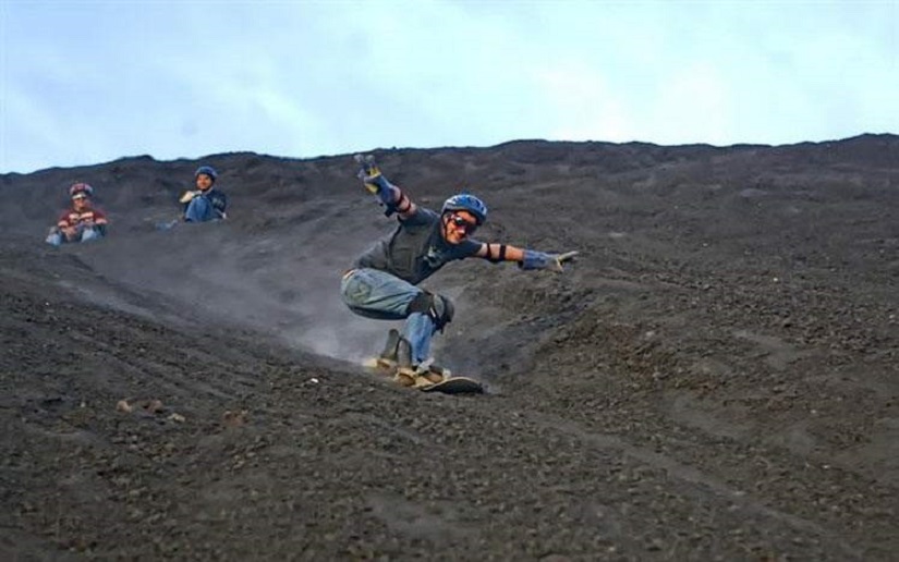 Turistas hacen SandBoarding en el Volcán Cerro Negro, Nicaragua.