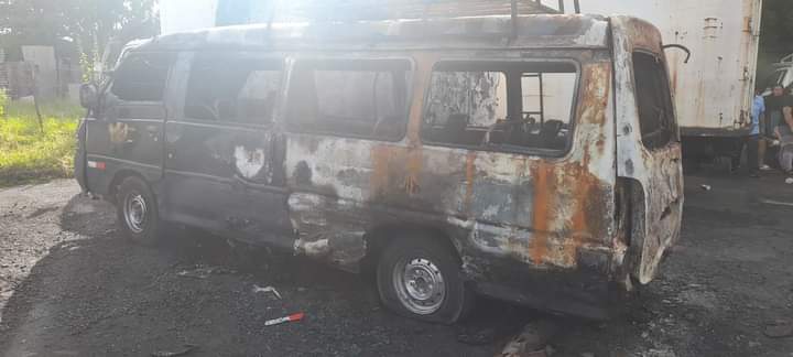 Este es uno de los microbuses  calcinado por el fuego,  en el incendio acontecido la madrugada del  en un parqueo en la colonia Unidad de Propósito en Managua . LA PRENSA./ Redes sociales,  