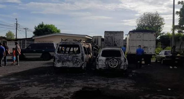 Incendio afecta a nueve vehículos en un parqueo público, en Managua