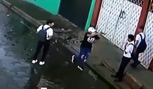 Robo a estudiantes en calle de Managua queda grabado en cámaras de seguridad