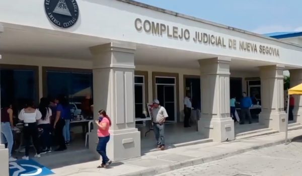 Ocho sujetos son acusados de violar a una adolescente