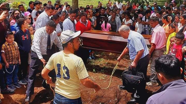 El pasado domingo fue el funeral de la adolescente quien falleció por las quemaduras causadas por la explosión de un tanque de gas butano. LA PRENSA/ Redes sociales.  