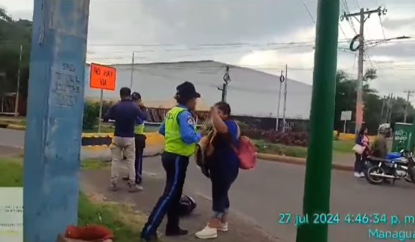 Hermanos a juicio por agredir a dos policías de Tránsito en Managua