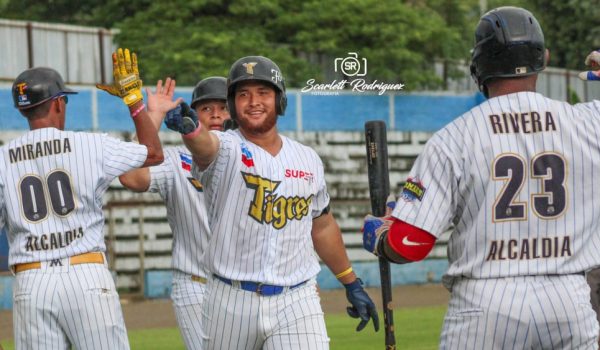 Tigres de Chinandega se colocan a un paso de la final gracias a un rally histórico