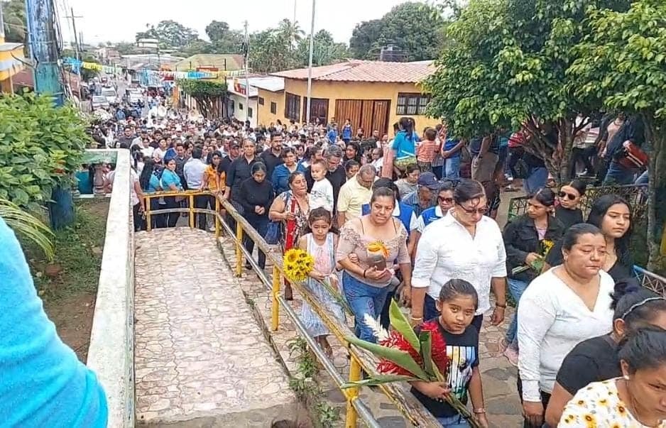 Cientos de pobladores de Catarina acudieron al funeral del niño de 7 años asesinado presuntamente por su hermano. LA PRENSA/ Redes sociales.