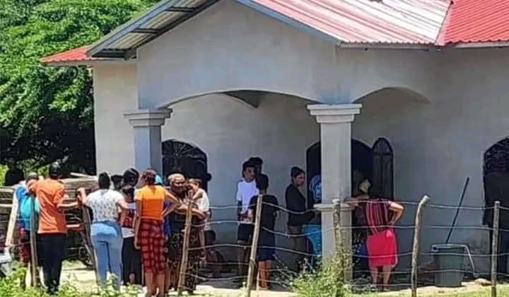 Los vecinos de la casa donde vivía el niño de 18 meses acudieron al conocer de la tragedia. LA PRENSA/Hache López..