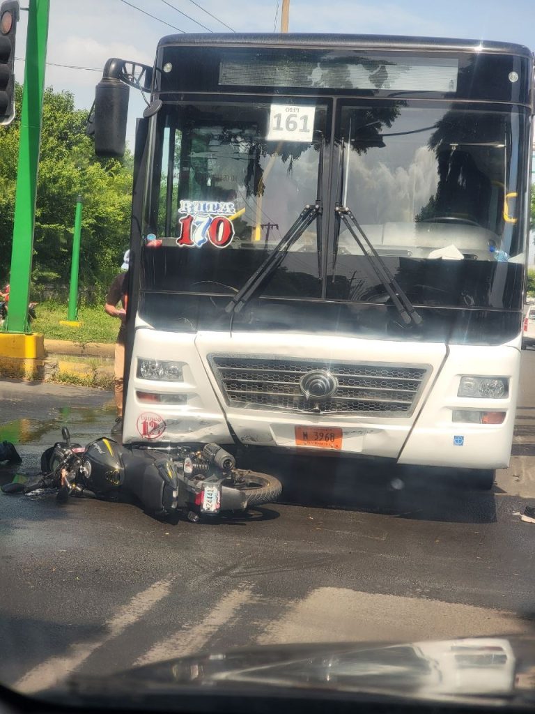 Debajo la llanta delantera derecha del autobús quedo prensada la moto de Roberto Antonio Gutiérrez Martínez, de 40 años falleció al ser arrollado por un busero de la ruta 170 en Managua. LA PRENSA/ Cortesía