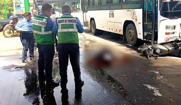 Busero de la ruta 170 arrolla a un motociclista