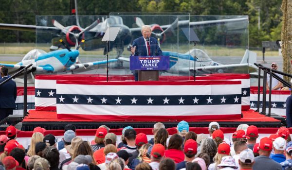 Trump celebra protegido por vidrio antibalas su primer mitin al aire libre tras el ataque