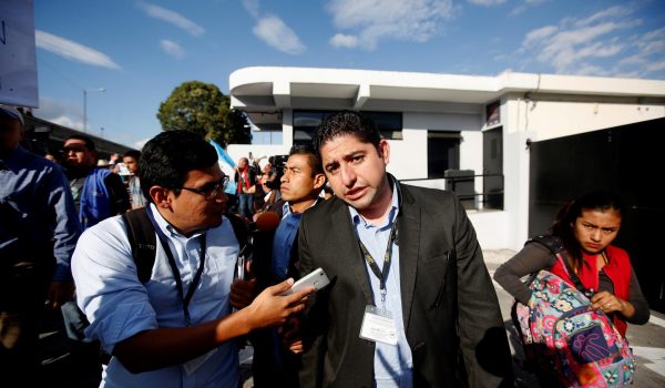 El embajador de EE.UU. visita a Stuardo Campo, exfiscal anticorrupción preso en Guatemala