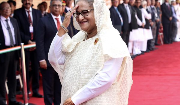 Hasina volverá a Bangladés cuando haya elecciones, según su hijo