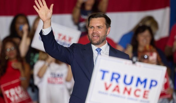 Vance aboga por «deshacer» política migratoria de Biden y deportar primero a criminales