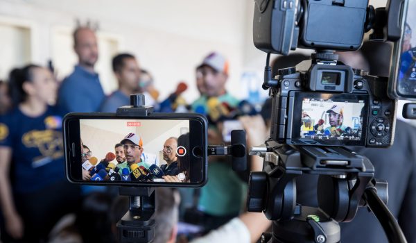 Liberan a la periodista Carmela Longo en Venezuela tras un día detenida por «terrorismo»