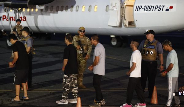 El primer vuelo de repatriación de migrantes financiado por EE.UU. sale de Panamá