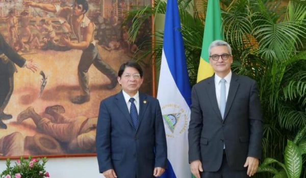 El embajador Breno de Souza Brasil Dias da Costa cuando entregó las cartas credenciales al canciller Denis Moncada. Tomada de medios oficialistas