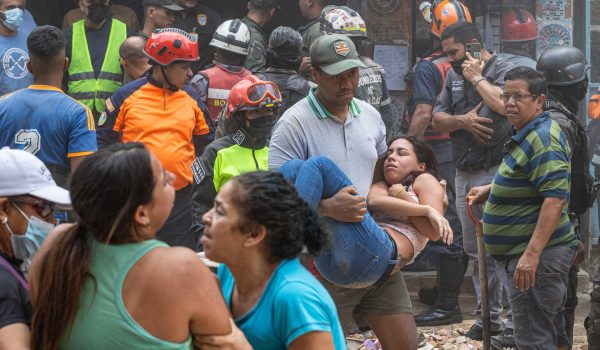 Seis muertos y 22 heridos por el derrumbe de una edificación en mayor favela de Venezuela