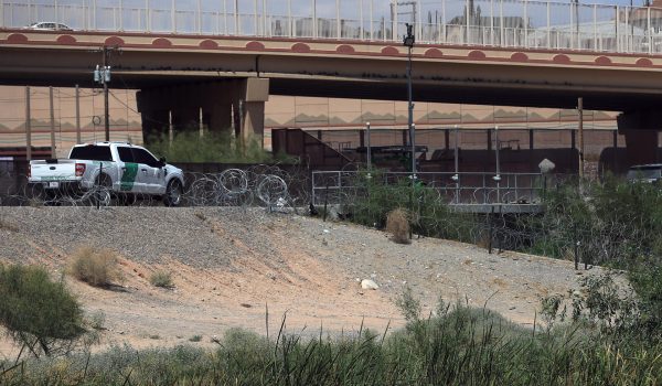 Guardia Nacional de Texas ahora puede arrestar migrantes en la frontera y deportarlos