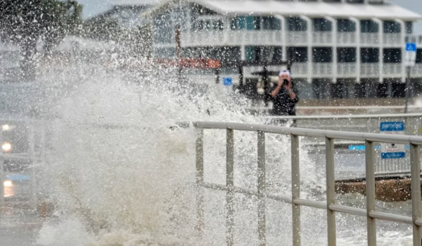 Debby se debilita a tormenta tropical tras tocar tierra en Florida como un huracán