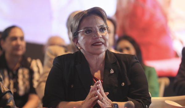 Crece la presión en Honduras para que renuncie la presidenta y restituir tratado con EE. UU.