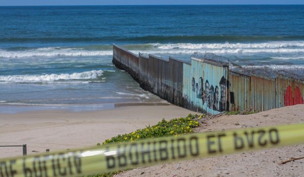 Legisladores piden declaración de emergencia por cruce de aguas negras a EEUU desde México
