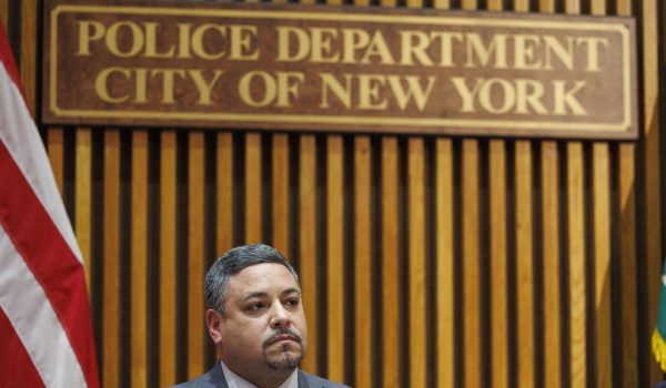 Dimite el primer hispano jefe de la Policía de Nueva York tras una investigación federal
