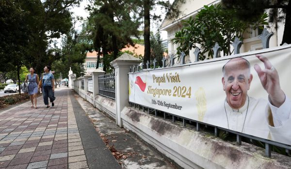 El papa aterriza en Singapur: de la extrema pobreza a uno de los países más ricos