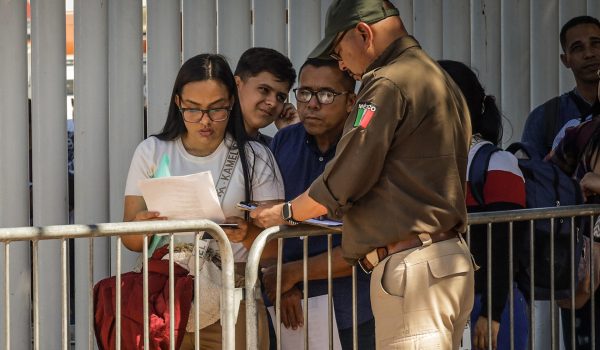 Activistas acusan a la oficina fronteriza de EEUU de rechazar migrantes con citas de asilo