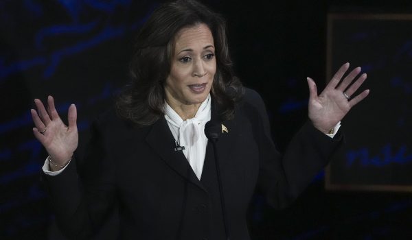 La campaña de Harris lanza un anuncio en español para atraer a los latinos de Pensilvania