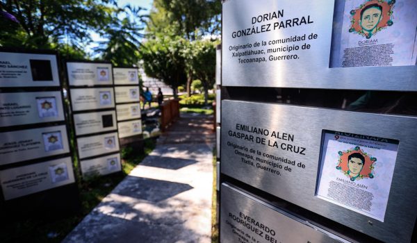 Rabia y decepción con López Obrador en los actos por los 43 desaparecidos de Ayotzinapa