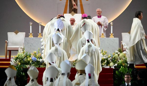 El papa celebró misa para 50.000 personas ante la imponente arquitectura de Singapur