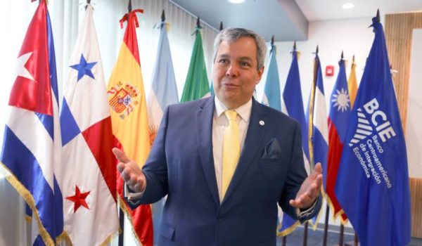 Estas son las cinco exigencias legales del BCIE a Dante Mossi, tras acusarlo de extorsión y fraude
