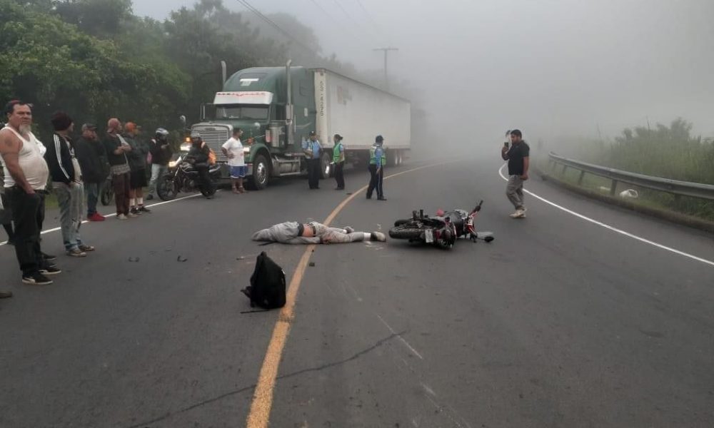Douglas Antonio Pomer Bermúdez, de 38 años y su moto quedaron sobre la vía LA PRENSA/Redes sociales