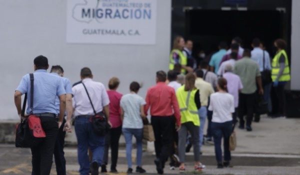 Dictadura suma más crímenes de lesa humanidad: expertos denuncian ilegalidades en la desnacionalización a 135 excarcelados