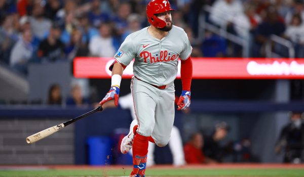 Kyle Schwarber hace erupción con tres jonrones y los Filis le arretaban juego a los Azulejos