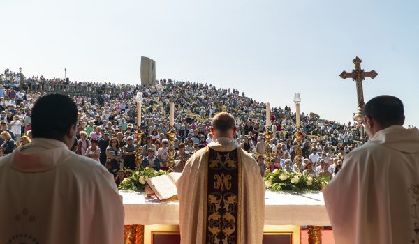 Miles de personas renuevan su fe en la Virgen de la Barca y las piedras de Muxía