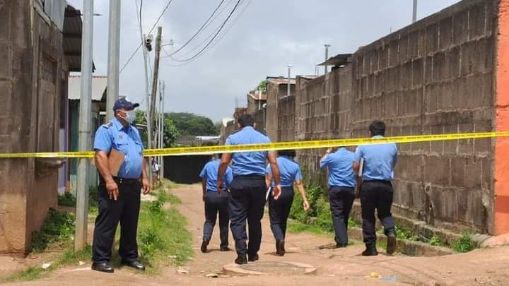 La Policía acordonó la cuadra donde está la casa escenario del parricidio. LA PRENSA/ Brújula Informativa