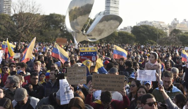 Argentina permitirá el ingreso y la regularización de venezolanos con documentos caducados