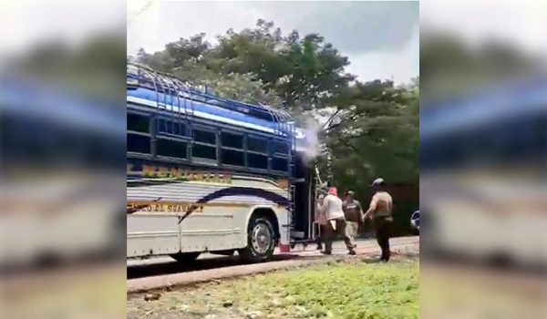 Bus toma fuego en Chinandega con 50 pasajeros a bordo