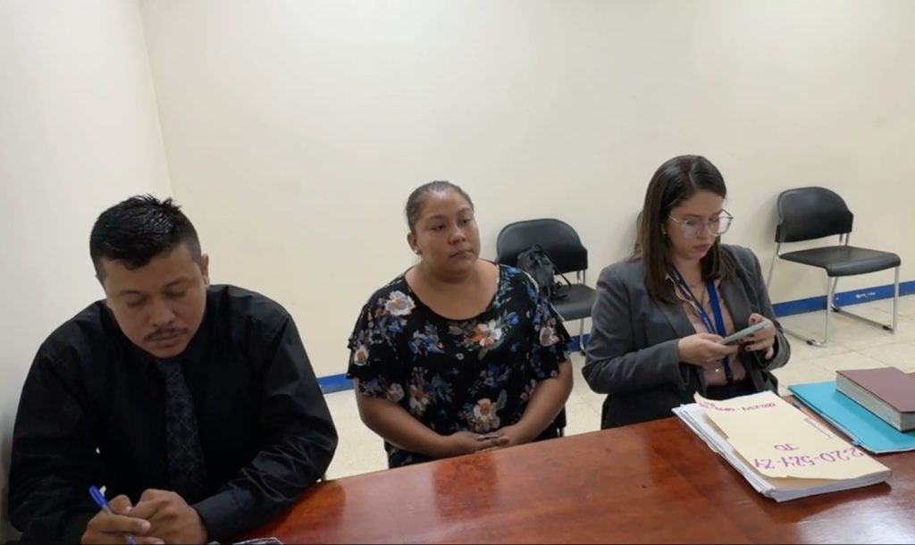 En el centro Maritza Medina , madre del niño de 7 años asesinados por su hermano paterno, LA  PRENSA/ Captura de video/  Radio Ya. 