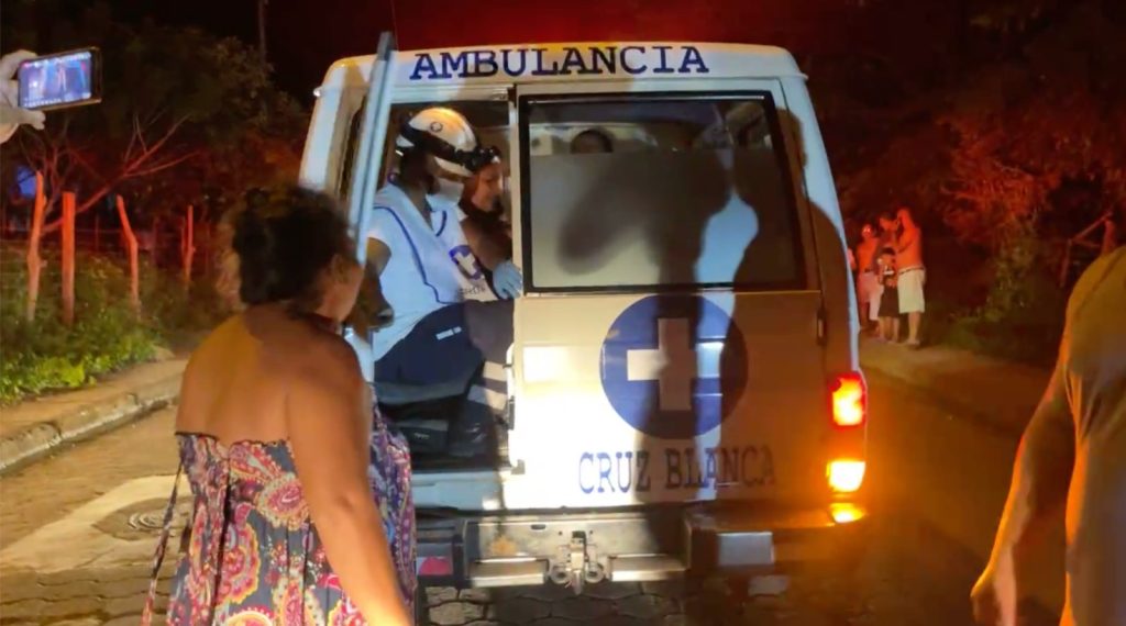 Los quemados fueron trasladado en una ambulancia de la Cruz Blanca  ( antes Cruz Roja) al Hospital de Juigalpa.  LA PRENSA/María Auxiliadora Aragón./ Captura de video. 