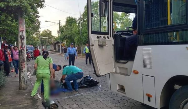 Motociclista fallece al chocar contra bus de la  ruta 154 en Managua