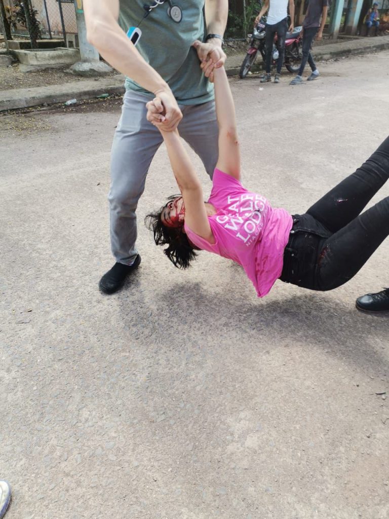 Joseling Vanessa Rodríguez Argueta, de 23 años es auxiliada después de ser baleada por su pareja. LA PRENSA/ Redes sociales.
