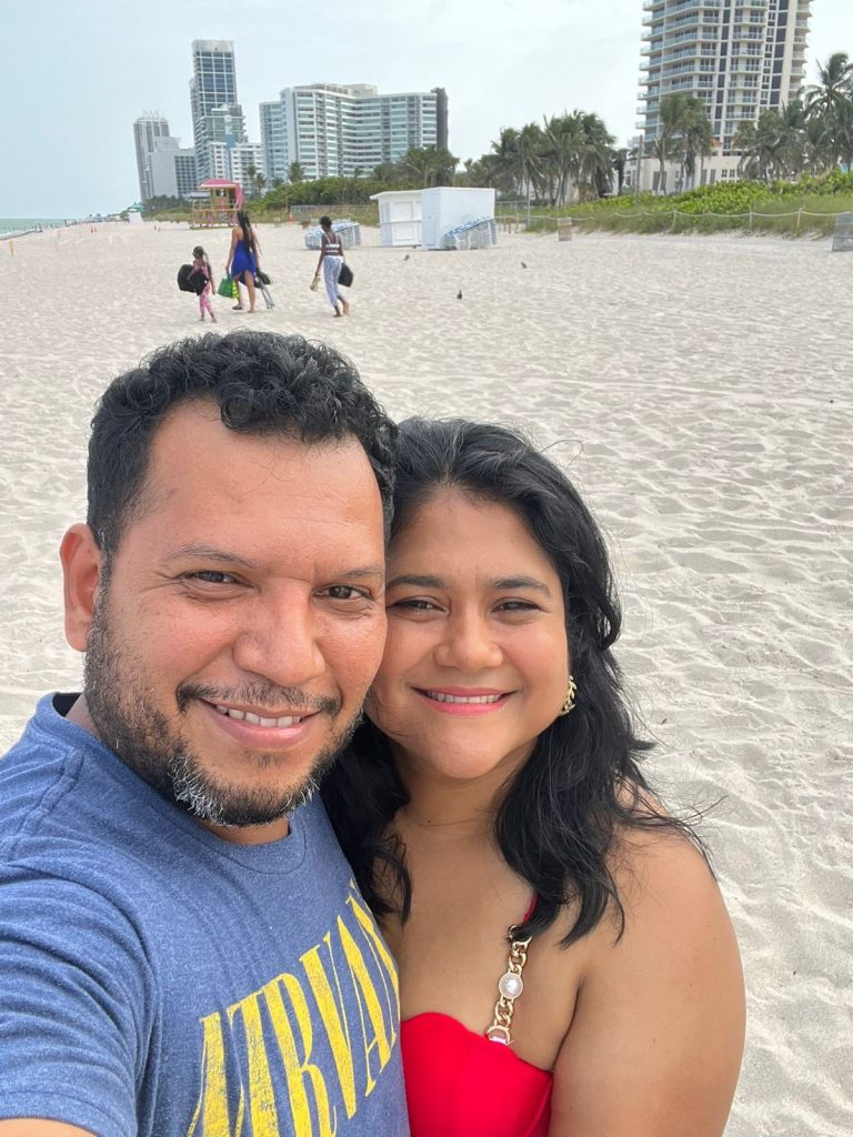Abraham Ismael Molina (q.e.p.d) junto a su prometida en playas de Miami. Foto: Cortesía