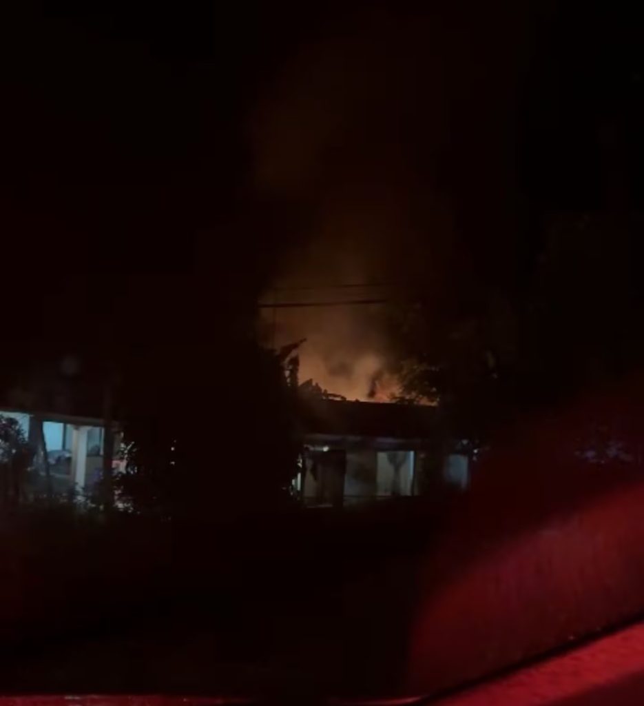 Dos hermanas y el marido de uno de origen costarricense fallecieron en un incendio en Costa Rica , la noche del domingo. LA PRENSA/ Tomada de La Teja.  