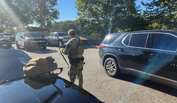 Varias escuelas en Kentucky cancelan clases mientras la Policía busca al autor del tiroteo