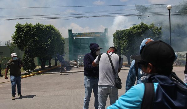 Activistas de Ayotzinapa lanzan petardos y causan incendios frente al Ejército mexicano