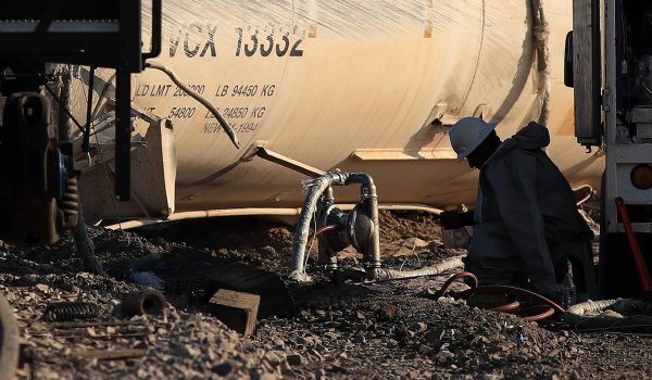 Autoridades mexicanas drenan ácido sulfúrico del tren que descarriló con migrantes